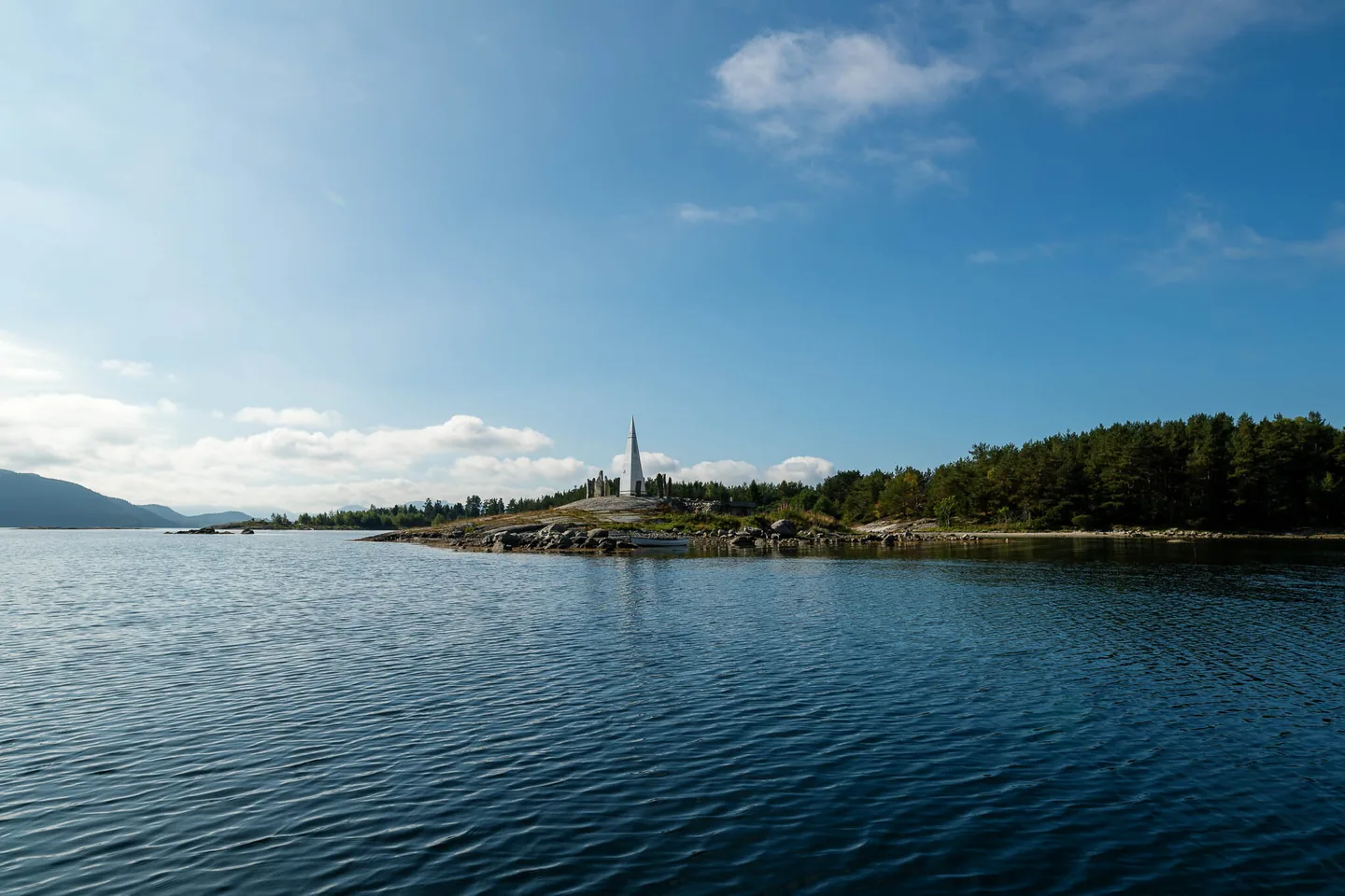Solspeilet on Klungholmen, seen across the water