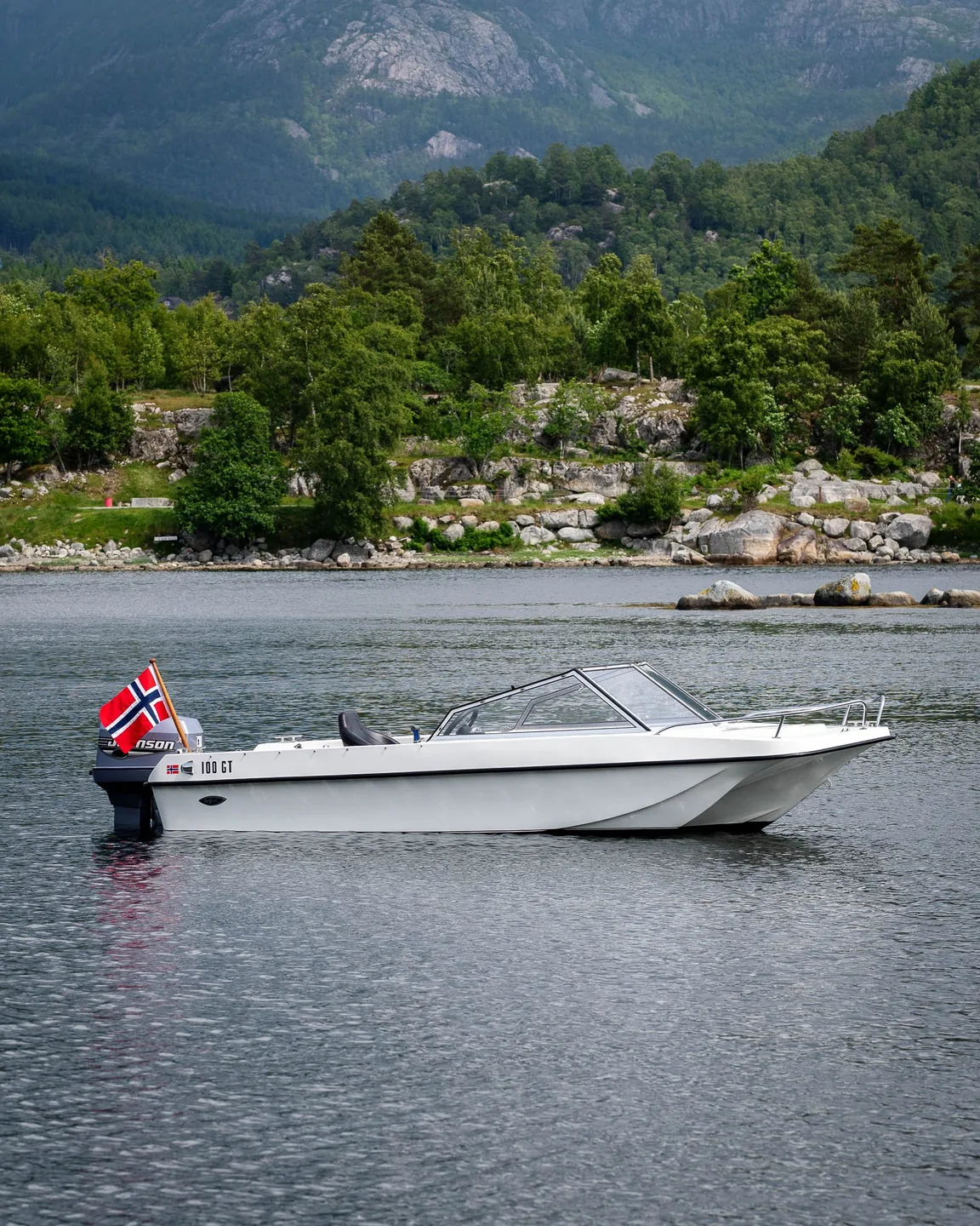 Trifoil 100GT in profile on the water
