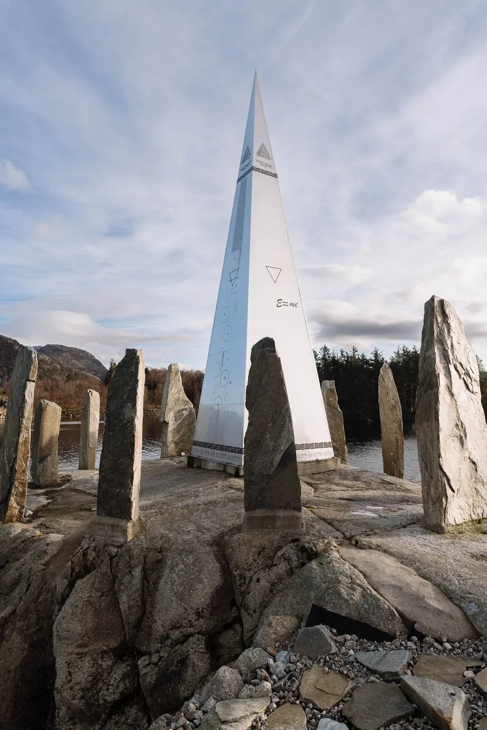 Solspeilet rising behind its standing stones