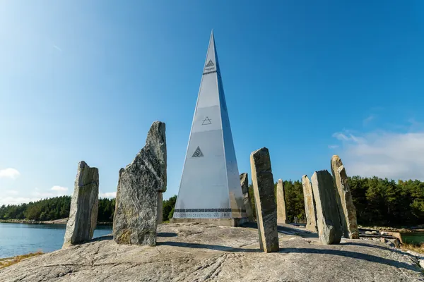 Solspeilet and its standing stones on Klungholmen